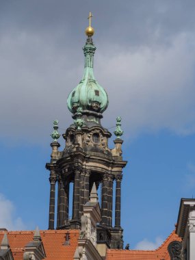 Elbe nehrinin kıyısındaki Dresden şehrinde
