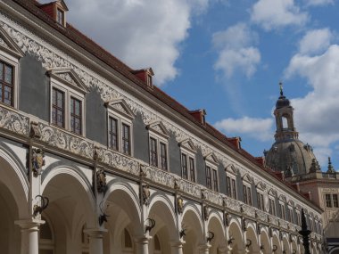 Elbe nehrinin kıyısındaki Dresden şehrinde