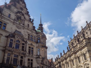 Elbe nehrinin kıyısındaki Dresden şehrinde