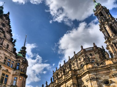 Elbe nehrinin kıyısındaki Dresden şehrinde