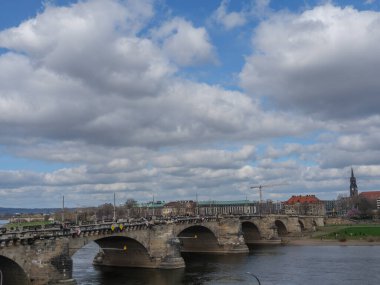 Elbe nehrinin kıyısındaki Dresden şehrinde