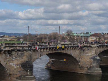 Elbe nehrinin kıyısındaki Dresden şehrinde