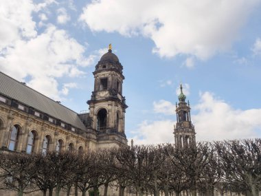 Elbe nehrinin kıyısındaki Dresden şehrinde