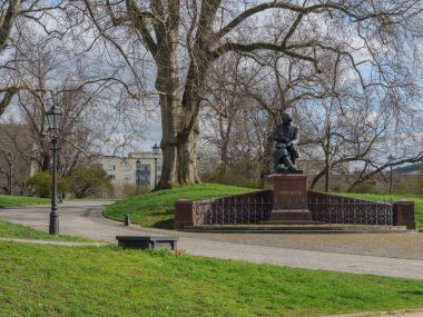 Elbe nehrinin kıyısındaki Dresden şehrinde