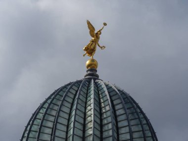 Elbe nehrinin kıyısındaki Dresden şehrinde