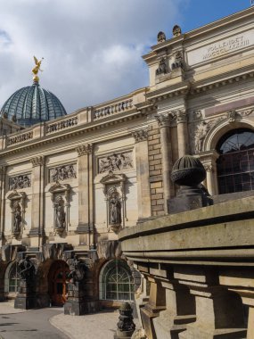 Elbe nehrinin kıyısındaki Dresden şehrinde