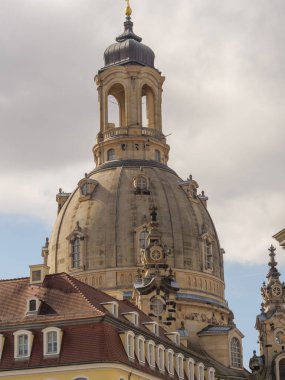 Elbe nehrinin kıyısındaki Dresden şehrinde