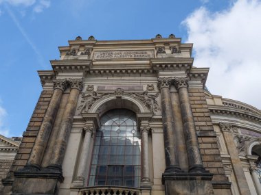 Elbe nehrinin kıyısındaki Dresden şehrinde