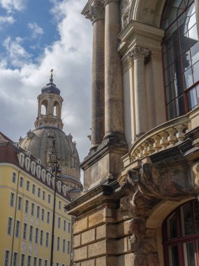 Elbe nehrinin kıyısındaki Dresden şehrinde