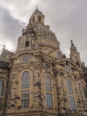 Elbe nehrinin kıyısındaki Dresden şehrinde