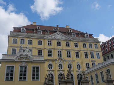 Elbe nehrinin kıyısındaki Dresden şehrinde