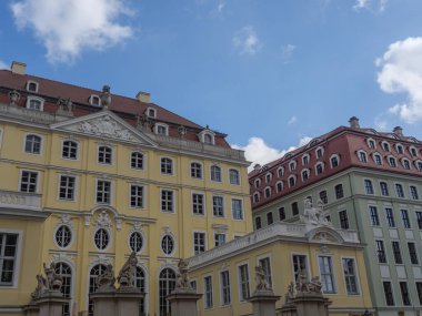 Elbe nehrinin kıyısındaki Dresden şehrinde