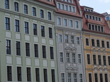 Elbe nehrinin kıyısındaki Dresden şehrinde