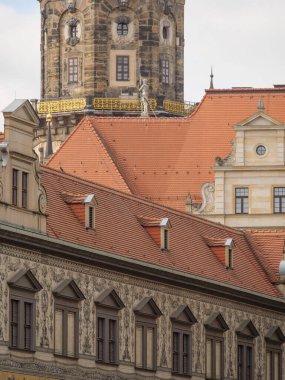 Elbe nehrinin kıyısındaki Dresden şehrinde