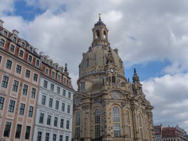 Elbe nehrinin kıyısındaki Dresden şehrinde