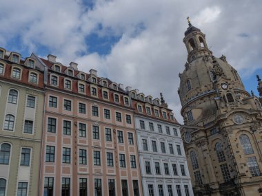 Elbe nehrinin kıyısındaki Dresden şehrinde