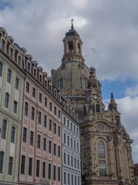 Elbe nehrinin kıyısındaki Dresden şehrinde