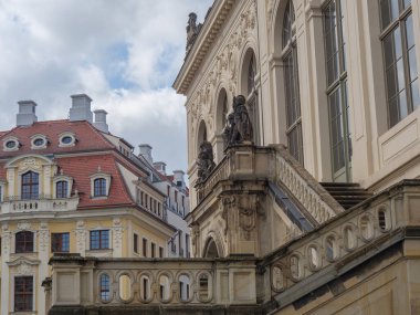 Elbe nehrinin kıyısındaki Dresden şehrinde