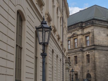 Elbe nehrinin kıyısındaki Dresden şehrinde