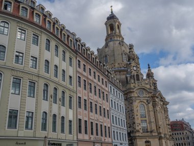 Elbe nehrinin kıyısındaki Dresden şehrinde