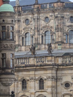 Elbe nehrinin kıyısındaki Dresden şehrinde