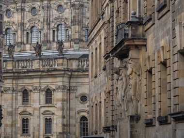 Elbe nehrinin kıyısındaki Dresden şehrinde