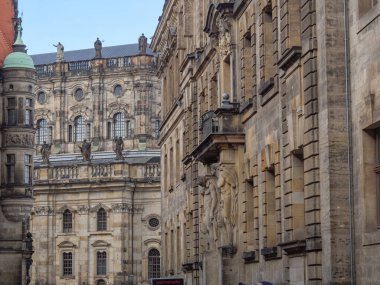 Elbe nehrinin kıyısındaki Dresden şehrinde