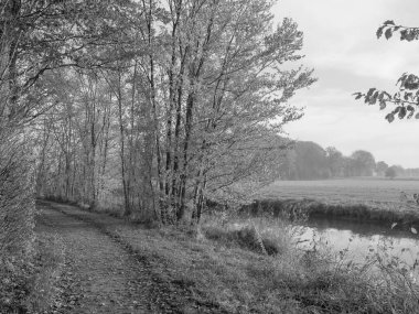 Westphalia 'da Borken yakınlarında küçük bir nehir.