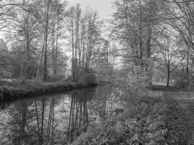 Westphalia 'da Borken yakınlarında küçük bir nehir.