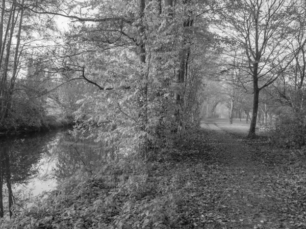 Westphalia 'da Borken yakınlarında küçük bir nehir.