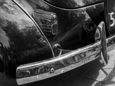 Hollanda 'da birçok krom detayına sahip eski arabalar.