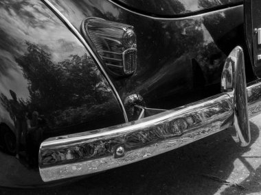 Hollanda 'da birçok krom detayına sahip eski arabalar.