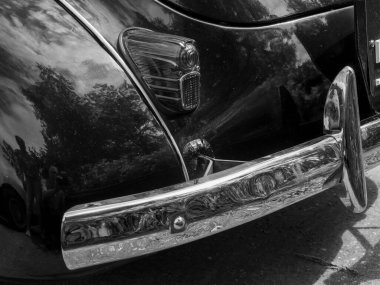 Hollanda 'da birçok krom detayına sahip eski arabalar.