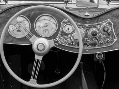 Hollanda 'da birçok krom detayına sahip eski arabalar.