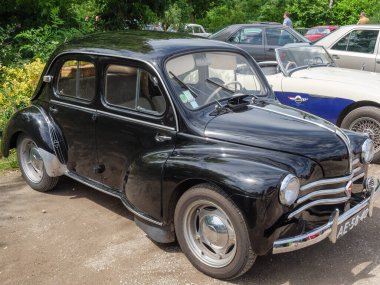 Hollanda 'da birçok krom detayına sahip eski arabalar.