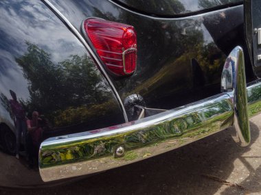 Hollanda 'da birçok krom detayına sahip eski arabalar.