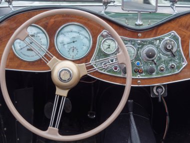 Hollanda 'da birçok krom detayına sahip eski arabalar.