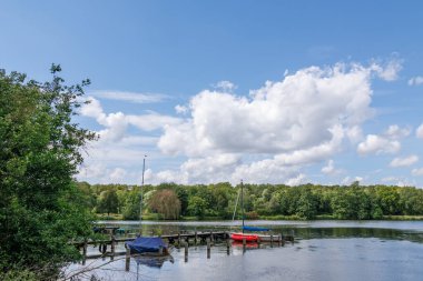 Yaz zamanı Westphalia 'da göl