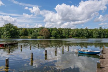 Yaz zamanı Westphalia 'da göl