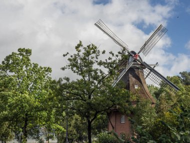 Bad Zwischenahn şehri Almanya 'da bir gölde