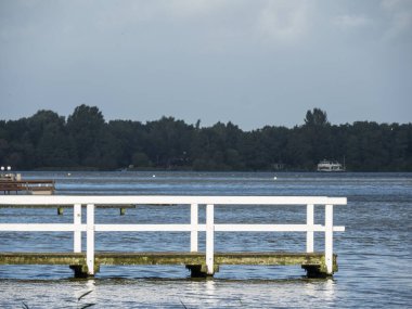 Bad Zwischenahn şehri Almanya 'da bir gölde