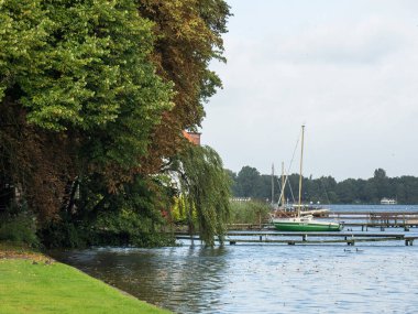 Bad Zwischenahn şehri Almanya 'da bir gölde