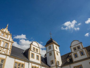 Almanya 'da Paderborn yakınlarında eski bir şato ve park