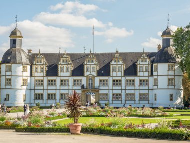 Almanya 'da Paderborn yakınlarında eski bir şato ve park