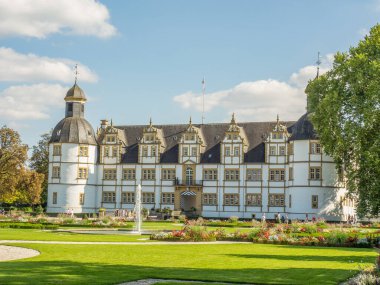 Almanya 'da Paderborn yakınlarında eski bir şato ve park