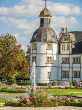 Almanya 'da Paderborn yakınlarında eski bir şato ve park