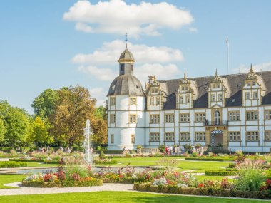 Almanya 'da Paderborn yakınlarında eski bir şato ve park