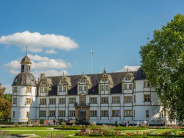 Almanya 'da Paderborn yakınlarında eski bir şato ve park