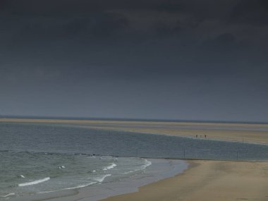 Kuzey Alman deniz adasının sahilinde yaz vergisi.