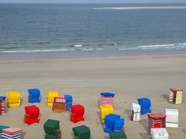 Kuzey Alman deniz adasının sahilinde yaz vergisi.
